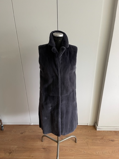 Long sleeveless gilet in piombo mink