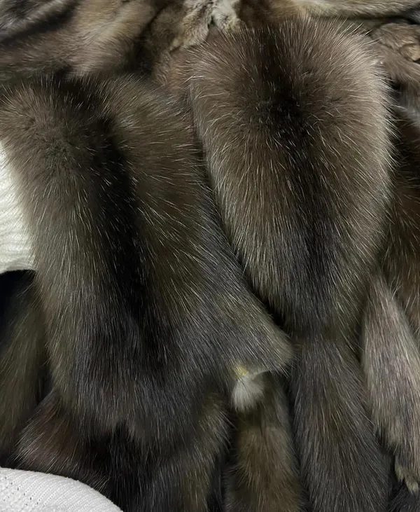 Close-up van vossenpelzen met lange haren, in bruine en asgrijze tinten